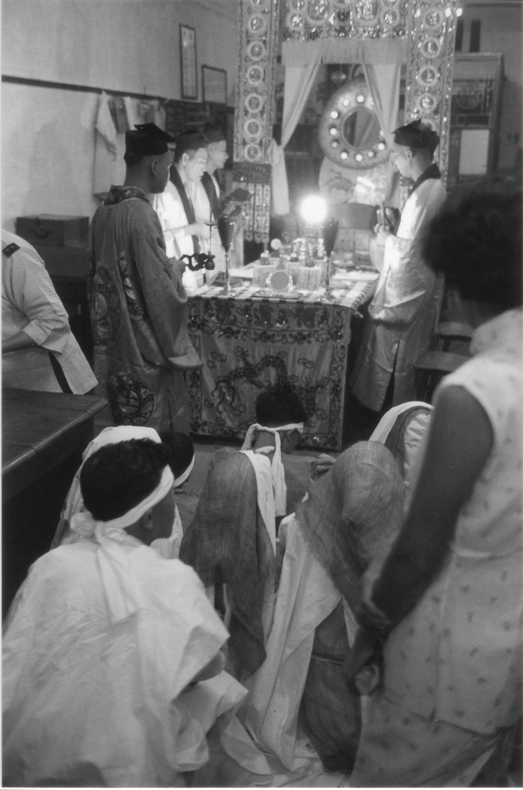 Funeral rites in progress. KF Wong Collection, courtesy of National Archives of Singapore.